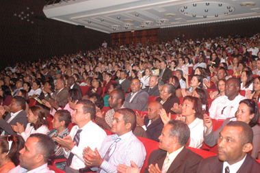 Miles de profesores disfrutan espect&aacute;culo en el teatro Nacional con motivo del D&iacute;a del maestro